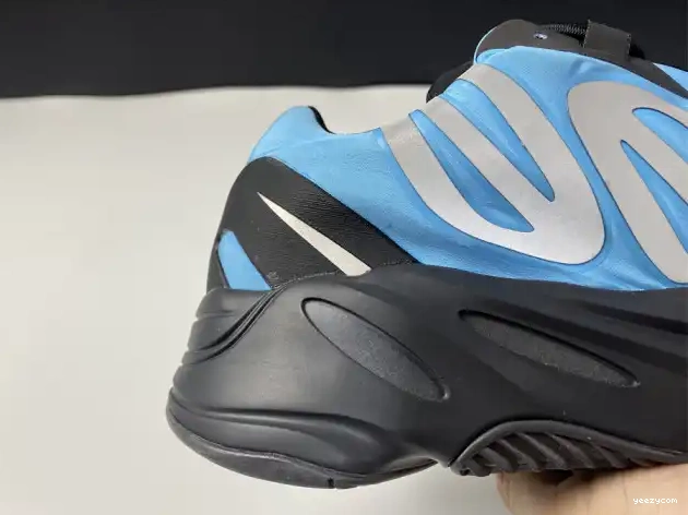 'Bright Cyan' GZ3079 Boost Yeezy 700 ADIDAS MNVN 0702